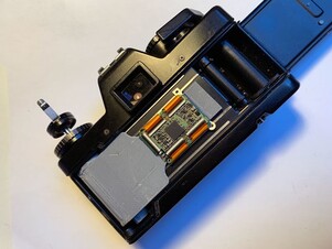 Centraggio dell'unità sensore dal retro della fotocamera (Fonte immagine: I'm Back Film)