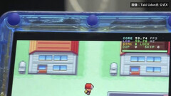 Primo piano della console portatile FPGBA SP blu trasparente con Pokémon in esecuzione e un contatore di 59.74 FPS visibile.