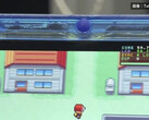 Primo piano della console portatile FPGBA SP blu trasparente con Pokémon in esecuzione e un contatore di 59.74 FPS visibile.