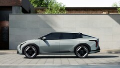 Una Kia EV4 parcheggiata davanti a un edificio (Fonte: Hyundai Motor Group via Unsplash)