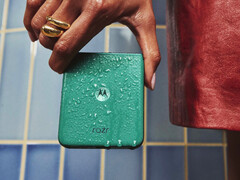 Il Razr 70 Plus è certificato IP48 contro l'ingresso di polvere e acqua.