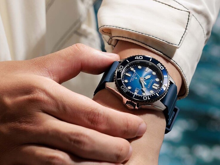 Una persona che indossa al polso l’orologio Citizen Promaster Marine BN0267-04L con quadrante blu sfumato e cinturino blu.