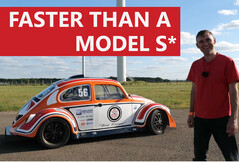 La carrozzeria più leggera e l'ingombro ridotto del Maggiolino sembrano dargli una mano, dato che ha battuto la Tesla Model S P100D con gli stessi motori sulla pista di accelerazione. (Fonte: Electric Classic Cars su YouTube)