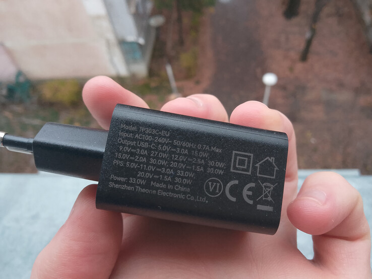 Il telefono non ha sicuramente paura di cadere, ma il caricabatterie potrebbe averne. (Fonte: Sergey Tarasov - Notebookcheck)