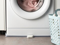 Il sensore di perdite d'acqua Klippbox di IKEA (nella foto davanti ad una lavatrice) è arrivato nel Regno Unito. (Fonte: IKEA)