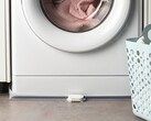 Il sensore di perdite d'acqua Klippbox di IKEA (nella foto davanti ad una lavatrice) è arrivato nel Regno Unito. (Fonte: IKEA)