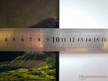 Asus pubblicizza una lunetta di 2,9 mm, ma le nostre misure sono più vicine ai 4,8 mm.