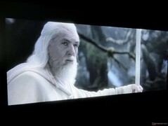 I dettagli rimangono chiari nelle aree difficili, come i capelli di Gandalf. Inoltre, non ci sono bande di colore o aloni intorno al suo bastone. (Immagine: Il Signore degli Anelli: Il Ritorno del Re di New Line Cinema)