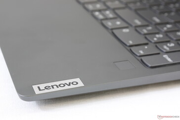 Il logo Lenovo non è diverso da quello del ThinkBook. La qualità di costruzione è eccellente sulla nostra unità di prova senza difetti di produzione evidenti