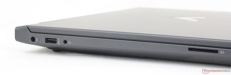 A sinistra: adattatore CA, USB-A (5 Gbps), cuffie da 3,5 mm, lettore di schede SD