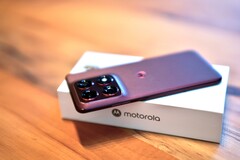 Il Motorola Edge 70 Pro è sottile, ma è comunque dotato di una batteria capiente e della ricarica wireless.