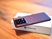 Il Motorola Edge 70 Pro è sottile, ma è comunque dotato di una batteria capiente e della ricarica wireless.