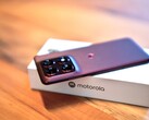 Il Motorola Edge 70 Pro è sottile, ma è comunque dotato di una batteria capiente e della ricarica wireless.