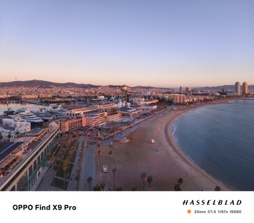 Problemi di bilanciamento del bianco dalla finestra del 16° piano del W Hotel di Barcellona all'alba.