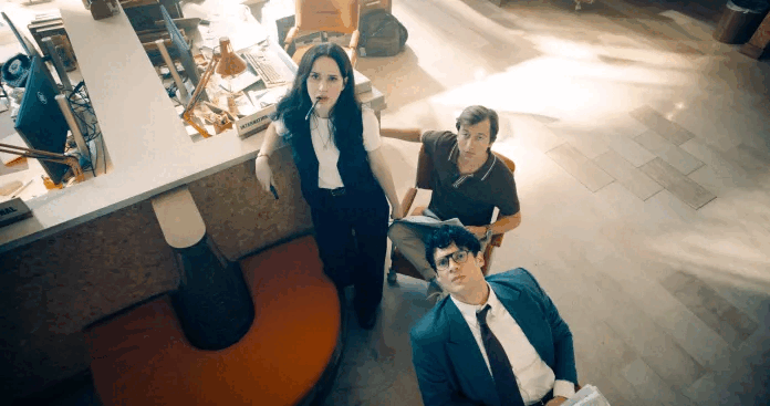 Lois, Jimmy e Clark guardano in alto nella sala stampa del Daily Planet (Fonte immagine: Warner Bros. Pictures / Foto di Jessica Miglio via Batman News)