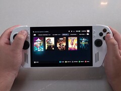 L'Asus ROG Ally con Bazzite 43 mostra una libreria di giochi con Celeste, DOOM: The Dark Ages, Megabonk e Returnal. (The Phawx via YouTube)