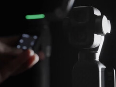 Il DJI Osmo Pocket 4P sullo sfondo.