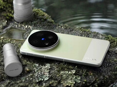 Il Vivo X300 Ultra in uno dei due colori di lancio.