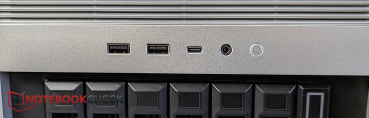 Anteriore: 2x USB-A 3.0, USB-C 3.0, jack per le cuffie