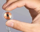 Un chip cerebrale Neuralink (Fonte: Neuralink)