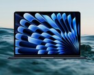 Il Apple MacBook Air 13 M4 (2025) è dotato di un display Liquid Retina IPS da 13,6 pollici. (Fonte immagine: Apple/Amazon, Unsplash, modificato)