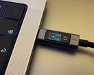 Il cavo da USB-C a USB-C Ugreen da 240W con display digitale in modalità orizzontale