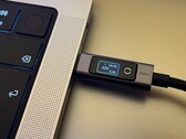 Il cavo da USB-C a USB-C Ugreen da 240W con display digitale in modalità orizzontale