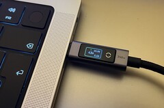 Il cavo da USB-C a USB-C Ugreen da 240W con display digitale in modalità orizzontale