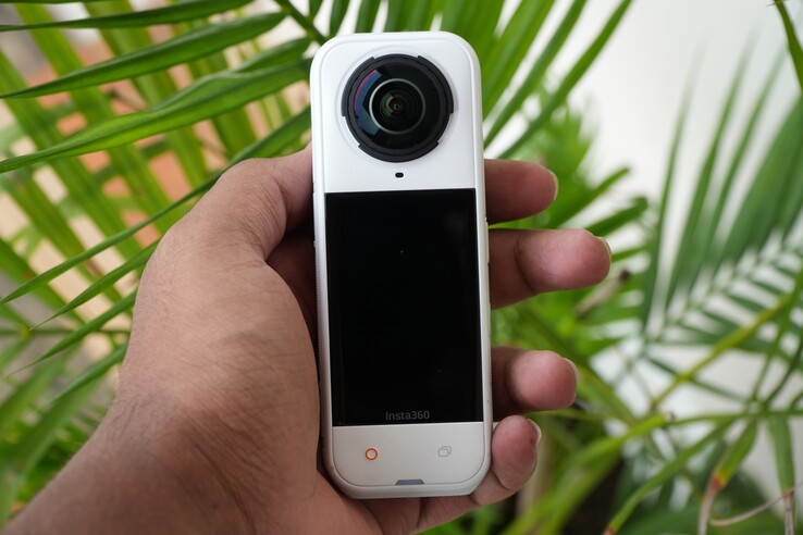 Insta360 X5 in versione Satin White (Fonte: Abhinav Fating/Notebookcheck)