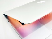 Si prevede che in futuro Apple proponga sia un MacBook Pro con schermo LCD sia un MacBook Ultra con display OLED.