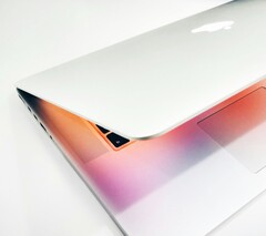 Si prevede che in futuro Apple proponga sia un MacBook Pro con schermo LCD sia un MacBook Ultra con display OLED.