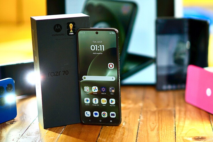Recensione del Motorola Razr Plus 2026. Unità di prova fornita da notebooksbilliger.de.