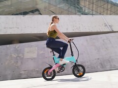 La bicicletta elettrica pieghevole ONEBOT S2 pesa 18 kg. (Fonte: ONEBOT)