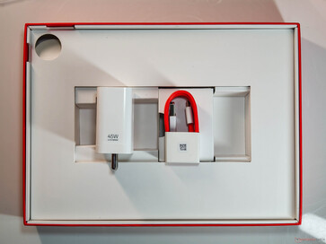 La confezione contiene un caricatore da 45 W, un cavo da USB Tipo-A a Tipo-C e uno strumento per l'estrazione della SIM (per la versione 5G). (Fonte immagine: Notebookcheck)