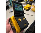 Un utente di Reddit ha combinato un GBA con una batteria DeWalt, ottenendo un'autonomia teorica di circa 17 giorni. (Fonte immagine: Bangooh via Reddit)