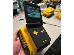Un utente di Reddit ha combinato un GBA con una batteria DeWalt, ottenendo un&#039;autonomia teorica di circa 17 giorni. (Fonte immagine: Bangooh via Reddit)