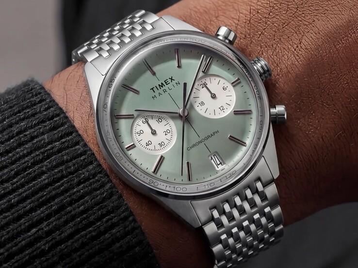 Il cronografo Timex Marlin Jet con quadrante verde salvia e bracciale in acciaio inossidabile indossato al polso, che mostra il suo vetro bombato e il profilo arrotondato della cassa in stile retro-futurista.