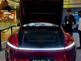 Nuova Tesla Model Y nel colore Ultra Red (Fonte: DaltyBrewer/X)