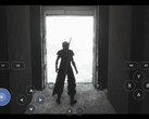 Gioco per PC eseguito tramite DroidDeck su Android, con un personaggio in un paesaggio innevato e pulsanti del controller virtuale.