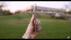 Un manichino &quot;iPhone 17 Air&quot;. (Fonte immagine: AppleTrack via YouTube) 