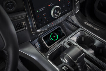 Il Ford F-150 Lightning Flash è dotato di una piastra di ricarica wireless nella parte anteriore della console centrale. (Fonte: Ford)