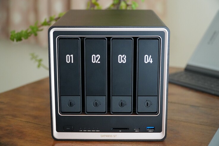 Il modello Ugreen NASync DXP4800 GT è dotato di due porte 10 GbE