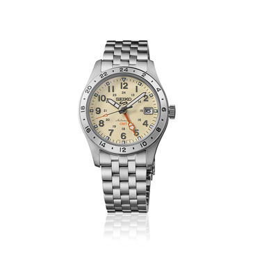 Vista frontale del Seiko 5 Sports Field GMT HDB002 con quadrante color crema