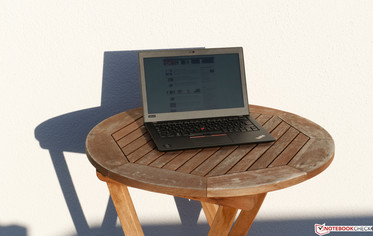 Lenovo ThinkPad A285 all'aperto al sole