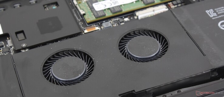 Il Blade Pro 17 è l'unico laptop gaming GeForce RTX con due ventole sotto il clickpad per aiutare il raffreddamento