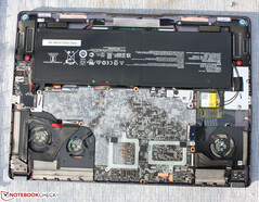 La RAM e il socket SSD si trovano sotto la scheda madre
