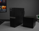 Il Minisforum 895D7 è più sottile ma più alto dello Steam Deck. Nella foto: i due sistemi affiancati.