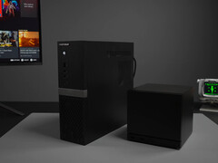 Il Minisforum 895D7 è più sottile ma più alto dello Steam Deck. Nella foto: i due sistemi affiancati.