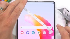 L'UTG del Samsung Galaxy Z Fold6 potrebbe essere immune ai graffi delle unghie, a differenza del Galaxy Z Fold5. (Immagine: JerryRigEverything)