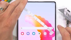 L&#039;UTG del Samsung Galaxy Z Fold6 potrebbe essere immune ai graffi delle unghie, a differenza del Galaxy Z Fold5. (Immagine: JerryRigEverything)